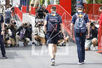 2023-04-28 - Photographers taking pictures of VERSTAPPEN Max (ned), Red Bull Racing RB19, portrait during the Formula 1 Azerbaijan Grand Prix 2023, 4th round of the 2023 Formula One World Championship from April 28 to 30, 2023 on the Baku City Circuit, in Baku, Azerbaijan - F1 - AZERBAIJAN GRAND PRIX 2023 - FORMULA 1 - MOTORS