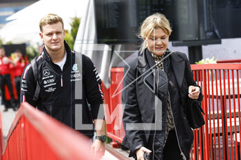 2023-04-28 - SCHUMACHER Mick (ger), Reserve Driver of Mercedes AMG F1 Team, portrait and his mother Corinna Schumacher during the Formula 1 Azerbaijan Grand Prix 2023, 4th round of the 2023 Formula One World Championship from April 28 to 30, 2023 on the Baku City Circuit, in Baku, Azerbaijan - F1 - AZERBAIJAN GRAND PRIX 2023 - FORMULA 1 - MOTORS