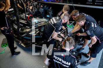 2023-04-28 - 63 RUSSELL George (gbr), Mercedes AMG F1 Team W14, garage, box, mechanic, mecanicien, mechanics during the Formula 1 Azerbaijan Grand Prix 2023, 4th round of the 2023 Formula One World Championship from April 28 to 30, 2023 on the Baku City Circuit, in Baku, Azerbaijan - F1 - AZERBAIJAN GRAND PRIX 2023 - FORMULA 1 - MOTORS