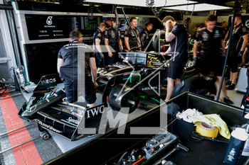 2023-04-28 - 44 HAMILTON Lewis (gbr), Mercedes AMG F1 Team W14, garage, box, during the Formula 1 Azerbaijan Grand Prix 2023, 4th round of the 2023 Formula One World Championship from April 28 to 30, 2023 on the Baku City Circuit, in Baku, Azerbaijan - F1 - AZERBAIJAN GRAND PRIX 2023 - FORMULA 1 - MOTORS