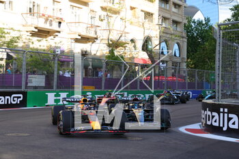 2023-04-29 - 01 VERSTAPPEN Max (nld), Red Bull Racing RB19, action 63 RUSSELL George (gbr), Mercedes AMG F1 Team W14, action during the Formula 1 Azerbaijan Grand Prix 2023, 4th round of the 2023 Formula One World Championship from April 28 to 30, 2023 on the Baku City Circuit, in Baku, Azerbaijan - F1 - AZERBAIJAN GRAND PRIX 2023 - FORMULA 1 - MOTORS