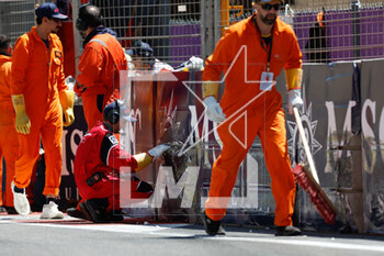 2023-04-29 - crash, accident, marshall, commissaire de piste, during the Formula 1 Azerbaijan Grand Prix 2023, 4th round of the 2023 Formula One World Championship from April 28 to 30, 2023 on the Baku City Circuit, in Baku, Azerbaijan - F1 - AZERBAIJAN GRAND PRIX 2023 - FORMULA 1 - MOTORS