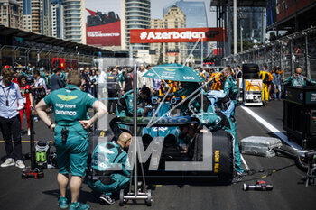 2023-04-30 - 18 STROLL Lance (can), Aston Martin F1 Team AMR23, starting grid, grille de depart, mechanic, mecanicien, mechanics during the Formula 1 Azerbaijan Grand Prix 2023, 4th round of the 2023 Formula One World Championship from April 28 to 30, 2023 on the Baku City Circuit, in Baku, Azerbaijan - F1 - AZERBAIJAN GRAND PRIX 2023 - RACE - FORMULA 1 - MOTORS