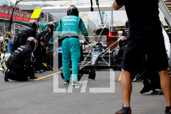 2023-04-30 - 63 RUSSELL George (gbr), Mercedes AMG F1 Team W14, mechanic, mecanicien, mechanics pitlane, during the Formula 1 Azerbaijan Grand Prix 2023, 4th round of the 2023 Formula One World Championship from April 28 to 30, 2023 on the Baku City Circuit, in Baku, Azerbaijan - F1 - AZERBAIJAN GRAND PRIX 2023 - RACE - FORMULA 1 - MOTORS