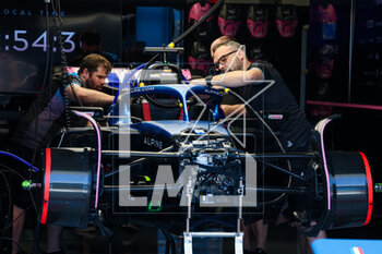 2023-05-04 - Alpine F1 Team A523, mechanics working on the car in the garage, box, during the Formula 1 Crypto.com Miami Grand Prix 2023, 5th round of the 2023 Formula One World Championship from May 05 to 07, 2023 on the Miami International Autodrome, in Miami Gardens, Florida, United States of America - F1 - MIAMI GRAND PRIX 2023 - FORMULA 1 - MOTORS