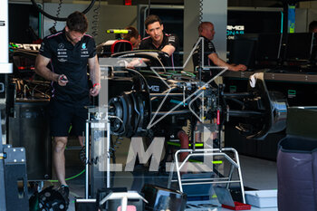 2023-05-04 - Mercedes AMG F1 Team W14, mechanics working on the car in the garage, box, during the Formula 1 Crypto.com Miami Grand Prix 2023, 5th round of the 2023 Formula One World Championship from May 05 to 07, 2023 on the Miami International Autodrome, in Miami Gardens, Florida, United States of America - F1 - MIAMI GRAND PRIX 2023 - FORMULA 1 - MOTORS