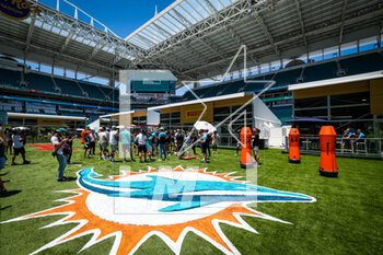 2023-05-04 - Miami Dolphins players playing in the paddock inside the stadium during the Formula 1 Crypto.com Miami Grand Prix 2023, 5th round of the 2023 Formula One World Championship from May 05 to 07, 2023 on the Miami International Autodrome, in Miami Gardens, Florida, United States of America - F1 - MIAMI GRAND PRIX 2023 - FORMULA 1 - MOTORS