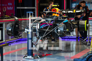 2023-05-04 - The Red Bull Racing RB19,in the garage, box, during the Formula 1 Crypto.com Miami Grand Prix 2023, 5th round of the 2023 Formula One World Championship from May 05 to 07, 2023 on the Miami International Autodrome, in Miami Gardens, Florida, United States of America - F1 - MIAMI GRAND PRIX 2023 - FORMULA 1 - MOTORS