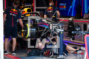 2023-05-04 - Mechanics working on the Red Bull Racing RB19 in the garage, box, during the Formula 1 Crypto.com Miami Grand Prix 2023, 5th round of the 2023 Formula One World Championship from May 05 to 07, 2023 on the Miami International Autodrome, in Miami Gardens, Florida, United States of America - F1 - MIAMI GRAND PRIX 2023 - FORMULA 1 - MOTORS