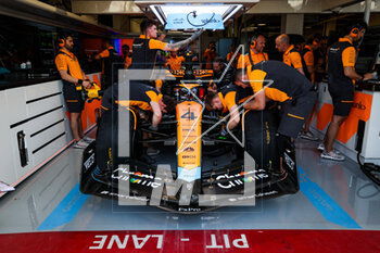 2023-05-05 - NORRIS Lando (gbr), McLaren F1 Team MCL60, garage, box, during the Formula 1 Crypto.com Miami Grand Prix 2023, 5th round of the 2023 Formula One World Championship from May 05 to 07, 2023 on the Miami International Autodrome, in Miami Gardens, Florida, United States of America - F1 - MIAMI GRAND PRIX 2023 - FORMULA 1 - MOTORS