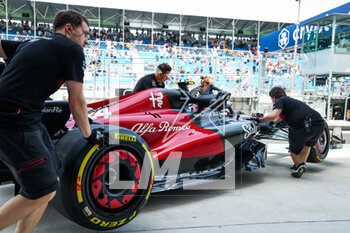 2023-05-05 - 24 ZHOU Guanyu (chi), Alfa Romeo F1 Team Stake C43, action pitlane during the Formula 1 Crypto.com Miami Grand Prix 2023, 5th round of the 2023 Formula One World Championship from May 05 to 07, 2023 on the Miami International Autodrome, in Miami Gardens, Florida, United States of America - F1 - MIAMI GRAND PRIX 2023 - FORMULA 1 - MOTORS