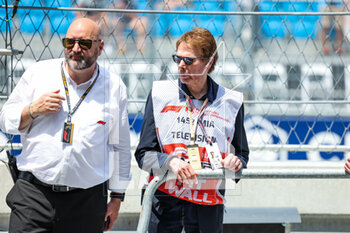2023-05-05 - Jerry Bruckheimer, Television and film producer, in the paddock and pitlane during the Formula 1 Crypto.com Miami Grand Prix 2023, 5th round of the 2023 Formula One World Championship from May 05 to 07, 2023 on the Miami International Autodrome, in Miami Gardens, Florida, United States of America - F1 - MIAMI GRAND PRIX 2023 - FORMULA 1 - MOTORS