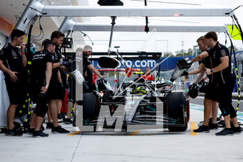 2023-05-06 - 44 HAMILTON Lewis (gbr), Mercedes AMG F1 Team W14, action pitstop during the Formula 1 Crypto.com Miami Grand Prix 2023, 5th round of the 2023 Formula One World Championship from May 05 to 07, 2023 on the Miami International Autodrome, in Miami Gardens, Florida, United States of America - F1 - MIAMI GRAND PRIX 2023 - FORMULA 1 - MOTORS