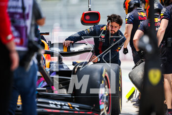 2023-05-06 - Red Bull Racing RB19, mechanic, mecanicien, mechanics during the Formula 1 Crypto.com Miami Grand Prix 2023, 5th round of the 2023 Formula One World Championship from May 05 to 07, 2023 on the Miami International Autodrome, in Miami Gardens, Florida, United States of America - F1 - MIAMI GRAND PRIX 2023 - FORMULA 1 - MOTORS