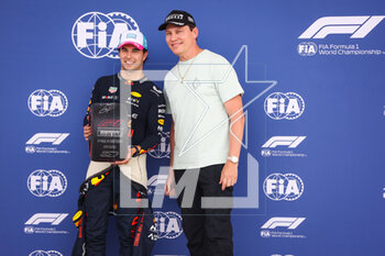 2023-05-06 - PEREZ Sergio (mex), Red Bull Racing RB19, portrait with Tijs Michiel Verwest, DJ known as Tiesto during the Formula 1 Crypto.com Miami Grand Prix 2023, 5th round of the 2023 Formula One World Championship from May 05 to 07, 2023 on the Miami International Autodrome, in Miami Gardens, Florida, United States of America - F1 - MIAMI GRAND PRIX 2023 - FORMULA 1 - MOTORS