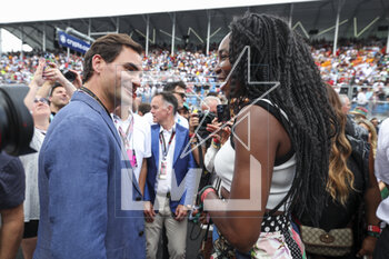 2023-05-07 - FEDERER Roger, former tennis player chatting with Venus Williams during the Formula 1 Crypto.com Miami Grand Prix 2023, 5th round of the 2023 Formula One World Championship from May 05 to 07, 2023 on the Miami International Autodrome, in Miami Gardens, Florida, United States of America - F1 - MIAMI GRAND PRIX 2023 - RACE - FORMULA 1 - MOTORS