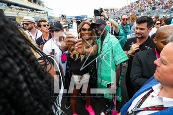 2023-05-07 - Serena Williams with Tik Tok star Khaby Lame aka Khabane Lame on the starting grid during the Formula 1 Crypto.com Miami Grand Prix 2023, 5th round of the 2023 Formula One World Championship from May 05 to 07, 2023 on the Miami International Autodrome, in Miami Gardens, Florida, United States of America - F1 - MIAMI GRAND PRIX 2023 - RACE - FORMULA 1 - MOTORS