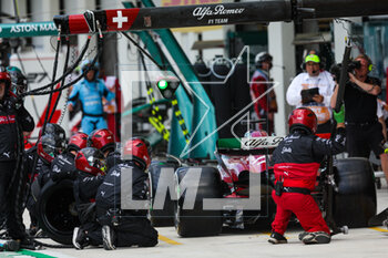 2023-05-07 - 77 BOTTAS Valtteri (fin), Alfa Romeo F1 Team Stake C43, action pitstop during the Formula 1 Crypto.com Miami Grand Prix 2023, 5th round of the 2023 Formula One World Championship from May 05 to 07, 2023 on the Miami International Autodrome, in Miami Gardens, Florida, United States of America - F1 - MIAMI GRAND PRIX 2023 - RACE - FORMULA 1 - MOTORS