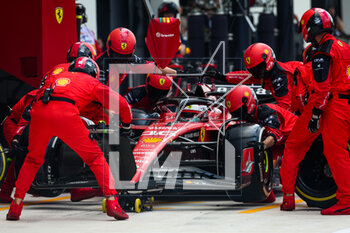 2023-05-07 - 16 LECLERC Charles (mco), Scuderia Ferrari SF-23, action pitstop during the Formula 1 Crypto.com Miami Grand Prix 2023, 5th round of the 2023 Formula One World Championship from May 05 to 07, 2023 on the Miami International Autodrome, in Miami Gardens, Florida, United States of America - F1 - MIAMI GRAND PRIX 2023 - RACE - FORMULA 1 - MOTORS
