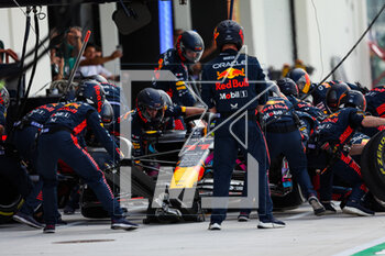 2023-05-07 - 11 PEREZ Sergio (mex), Red Bull Racing RB19, action pitstop during the Formula 1 Crypto.com Miami Grand Prix 2023, 5th round of the 2023 Formula One World Championship from May 05 to 07, 2023 on the Miami International Autodrome, in Miami Gardens, Florida, United States of America - F1 - MIAMI GRAND PRIX 2023 - RACE - FORMULA 1 - MOTORS