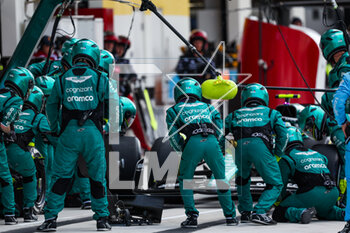 2023-05-07 - 14 ALONSO Fernando (spa), Aston Martin F1 Team AMR23, action pitstop during the Formula 1 Crypto.com Miami Grand Prix 2023, 5th round of the 2023 Formula One World Championship from May 05 to 07, 2023 on the Miami International Autodrome, in Miami Gardens, Florida, United States of America - F1 - MIAMI GRAND PRIX 2023 - RACE - FORMULA 1 - MOTORS