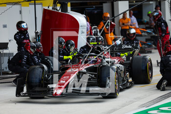 2023-05-07 - 24 ZHOU Guanyu (chi), Alfa Romeo F1 Team Stake C43, action pitstop during the Formula 1 Crypto.com Miami Grand Prix 2023, 5th round of the 2023 Formula One World Championship from May 05 to 07, 2023 on the Miami International Autodrome, in Miami Gardens, Florida, United States of America - F1 - MIAMI GRAND PRIX 2023 - RACE - FORMULA 1 - MOTORS
