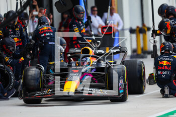 2023-05-07 - 01 VERSTAPPEN Max (nld), Red Bull Racing RB19, action pitstop during the Formula 1 Crypto.com Miami Grand Prix 2023, 5th round of the 2023 Formula One World Championship from May 05 to 07, 2023 on the Miami International Autodrome, in Miami Gardens, Florida, United States of America - F1 - MIAMI GRAND PRIX 2023 - RACE - FORMULA 1 - MOTORS