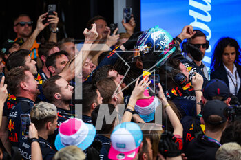2023-05-07 - VERSTAPPEN Max (ned), Red Bull Racing RB19, portrait celebrating victory with the team during the Formula 1 Crypto.com Miami Grand Prix 2023, 5th round of the 2023 Formula One World Championship from May 05 to 07, 2023 on the Miami International Autodrome, in Miami Gardens, Florida, United States of America - F1 - MIAMI GRAND PRIX 2023 - RACE - FORMULA 1 - MOTORS