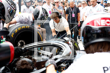 2023-05-07 - Tom Cruise with the Mercedes AMG F1 Team during the Formula 1 Crypto.com Miami Grand Prix 2023, 5th round of the 2023 Formula One World Championship from May 05 to 07, 2023 on the Miami International Autodrome, in Miami Gardens, Florida, United States of America - F1 - MIAMI GRAND PRIX 2023 - RACE - FORMULA 1 - MOTORS