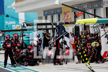2023-05-07 - 27 HULKENBERG Nico (ger), Haas F1 Team VF-23 Ferrari, action pitstop during the Formula 1 Crypto.com Miami Grand Prix 2023, 5th round of the 2023 Formula One World Championship from May 05 to 07, 2023 on the Miami International Autodrome, in Miami Gardens, Florida, United States of America - F1 - MIAMI GRAND PRIX 2023 - RACE - FORMULA 1 - MOTORS