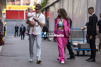 2023-05-25 - HULKENBERG Nico (ger), Haas F1 Team VF-23 Ferrari, portrait with his wife Egle Ruskyte and his daughter, Noemi Sky during the Formula 1 Grand Prix de Monaco 2023, 6th round of the 2023 Formula One World Championship from May 26 to 28, 2023 on the Circuit de Monaco, in Monaco - F1 - MONACO GRAND PRIX 2023 - FORMULA 1 - MOTORS