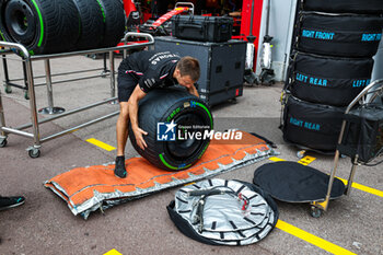 2023-05-25 - Mercedes AMG F1 Team mechanic putting a Pirelli tyre in a tyre warmer blanket during the Formula 1 Grand Prix de Monaco 2023, 6th round of the 2023 Formula One World Championship from May 26 to 28, 2023 on the Circuit de Monaco, in Monaco - F1 - MONACO GRAND PRIX 2023 - FORMULA 1 - MOTORS
