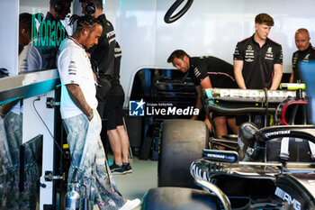 2023-05-25 - HAMILTON Lewis (gbr), having a look at the new side pods of his Mercedes AMG F1 Team W14, in the garage, during the Formula 1 Grand Prix de Monaco 2023, 6th round of the 2023 Formula One World Championship from May 26 to 28, 2023 on the Circuit de Monaco, in Monaco - F1 - MONACO GRAND PRIX 2023 - FORMULA 1 - MOTORS