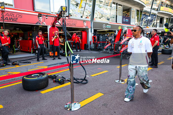 2023-05-25 - HAMILTON Lewis (gbr), Mercedes AMG F1 Team W14, passing in front of the Scuderia Ferrari garage in the pitlane during the Formula 1 Grand Prix de Monaco 2023, 6th round of the 2023 Formula One World Championship from May 26 to 28, 2023 on the Circuit de Monaco, in Monaco - F1 - MONACO GRAND PRIX 2023 - FORMULA 1 - MOTORS
