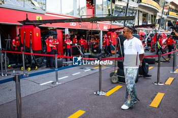 2023-05-25 - HAMILTON Lewis (gbr), Mercedes AMG F1 Team W14, passing in front of the Scuderia Ferrari garage in the pitlane during the Formula 1 Grand Prix de Monaco 2023, 6th round of the 2023 Formula One World Championship from May 26 to 28, 2023 on the Circuit de Monaco, in Monaco - F1 - MONACO GRAND PRIX 2023 - FORMULA 1 - MOTORS