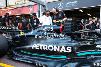 2023-05-25 - HAMILTON Lewis (gbr), having a look at the new side pods of his Mercedes AMG F1 Team W14, in the garage, during the Formula 1 Grand Prix de Monaco 2023, 6th round of the 2023 Formula One World Championship from May 26 to 28, 2023 on the Circuit de Monaco, in Monaco - F1 - MONACO GRAND PRIX 2023 - FORMULA 1 - MOTORS