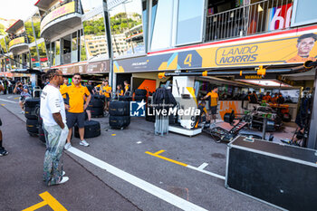 2023-05-25 - HAMILTON Lewis (gbr), Mercedes AMG F1 Team W14, walking in the pitlane in front of the McLaren F1 Team garage during the Formula 1 Grand Prix de Monaco 2023, 6th round of the 2023 Formula One World Championship from May 26 to 28, 2023 on the Circuit de Monaco, in Monaco - F1 - MONACO GRAND PRIX 2023 - FORMULA 1 - MOTORS