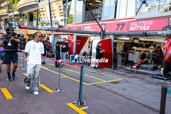 2023-05-25 - HAMILTON Lewis (gbr), Mercedes AMG F1 Team W14, walking in the pitlane in front of the Alfa Romeo F1 Team Stake garage during the Formula 1 Grand Prix de Monaco 2023, 6th round of the 2023 Formula One World Championship from May 26 to 28, 2023 on the Circuit de Monaco, in Monaco - F1 - MONACO GRAND PRIX 2023 - FORMULA 1 - MOTORS