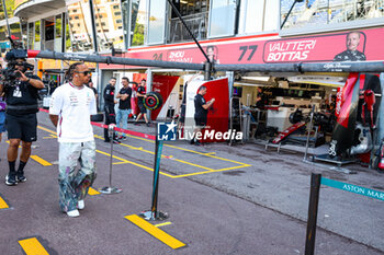 2023-05-25 - HAMILTON Lewis (gbr), Mercedes AMG F1 Team W14, walking in the pitlane in front of the Alfa Romeo F1 Team Stake garage during the Formula 1 Grand Prix de Monaco 2023, 6th round of the 2023 Formula One World Championship from May 26 to 28, 2023 on the Circuit de Monaco, in Monaco - F1 - MONACO GRAND PRIX 2023 - FORMULA 1 - MOTORS