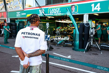 2023-05-25 - HAMILTON Lewis (gbr), Mercedes AMG F1 Team W14, walking in the pitlane in front of the Aston Martin F1 Team garage during the Formula 1 Grand Prix de Monaco 2023, 6th round of the 2023 Formula One World Championship from May 26 to 28, 2023 on the Circuit de Monaco, in Monaco - F1 - MONACO GRAND PRIX 2023 - FORMULA 1 - MOTORS