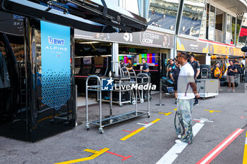 2023-05-25 - HAMILTON Lewis (gbr), Mercedes AMG F1 Team W14, walking in the pitlane in front of the Alpine F1 Team garage during the Formula 1 Grand Prix de Monaco 2023, 6th round of the 2023 Formula One World Championship from May 26 to 28, 2023 on the Circuit de Monaco, in Monaco - F1 - MONACO GRAND PRIX 2023 - FORMULA 1 - MOTORS