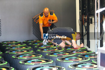 2023-05-25 - McLaren F1 Team mechanicals at work on the tyres - 2023 GRAND PRIX DE MONACO - THURSDAY - AMBIENT AND PRESS CONFERENCE - FORMULA 1 - MOTORS
