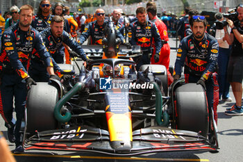2023-05-28 - Oracle Red Bull Racing mechanicals pushing the Max Verstappen (NED) RB19 on the grid - 2023 GRAND PRIX DE MONACO - SUNDAY - RACE - FORMULA 1 - MOTORS