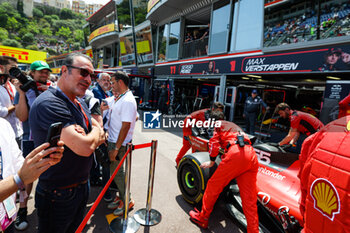 2023-05-28 - Actor Jean Dujardin in the pitlane during the Formula 1 Grand Prix de Monaco 2023, 6th round of the 2023 Formula One World Championship from May 26 to 28, 2023 on the Circuit de Monaco, in Monaco - F1 - MONACO GRAND PRIX 2023 - RACE - FORMULA 1 - MOTORS