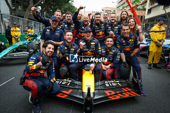 2023-05-28 - VERSTAPPEN Max (ned), Red Bull Racing RB19, celebrating victory with his team during the Formula 1 Grand Prix de Monaco 2023, 6th round of the 2023 Formula One World Championship from May 26 to 28, 2023 on the Circuit de Monaco, in Monaco - F1 - MONACO GRAND PRIX 2023 - RACE - FORMULA 1 - MOTORS