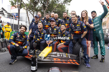 2023-05-28 - VERSTAPPEN Max (ned), Red Bull Racing RB19, trolled by ALONSO Fernando (spa), Aston Martin F1 Team AMR23, at their win celebration during the Formula 1 Grand Prix de Monaco 2023, 6th round of the 2023 Formula One World Championship from May 26 to 28, 2023 on the Circuit de Monaco, in Monaco - F1 - MONACO GRAND PRIX 2023 - RACE - FORMULA 1 - MOTORS