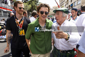 2023-05-28 - HOLLAND Tom, actor, with Jackie Stewart, portrait on the grid during the Formula 1 Grand Prix de Monaco 2023, 6th round of the 2023 Formula One World Championship from May 26 to 28, 2023 on the Circuit de Monaco, in Monaco - F1 - MONACO GRAND PRIX 2023 - RACE - FORMULA 1 - MOTORS