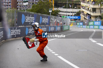 2023-05-28 - Marshall removing 55 SAINZ Carlos (spa), Scuderia Ferrari SF-23, front wing part during the Formula 1 Grand Prix de Monaco 2023, 6th round of the 2023 Formula One World Championship from May 26 to 28, 2023 on the Circuit de Monaco, in Monaco - F1 - MONACO GRAND PRIX 2023 - RACE - FORMULA 1 - MOTORS