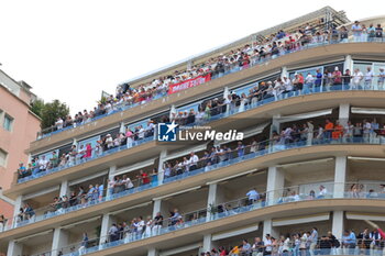 2023-05-28 - Fans watching the race from balconies during the Formula 1 Grand Prix de Monaco 2023, 6th round of the 2023 Formula One World Championship from May 26 to 28, 2023 on the Circuit de Monaco, in Monaco - F1 - MONACO GRAND PRIX 2023 - RACE - FORMULA 1 - MOTORS
