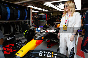 2023-05-28 - MINOGUE Kylie in front of the Red Bull Racing RB19, during the Formula 1 Grand Prix de Monaco 2023, 6th round of the 2023 Formula One World Championship from May 26 to 28, 2023 on the Circuit de Monaco, in Monaco - F1 - MONACO GRAND PRIX 2023 - RACE - FORMULA 1 - MOTORS